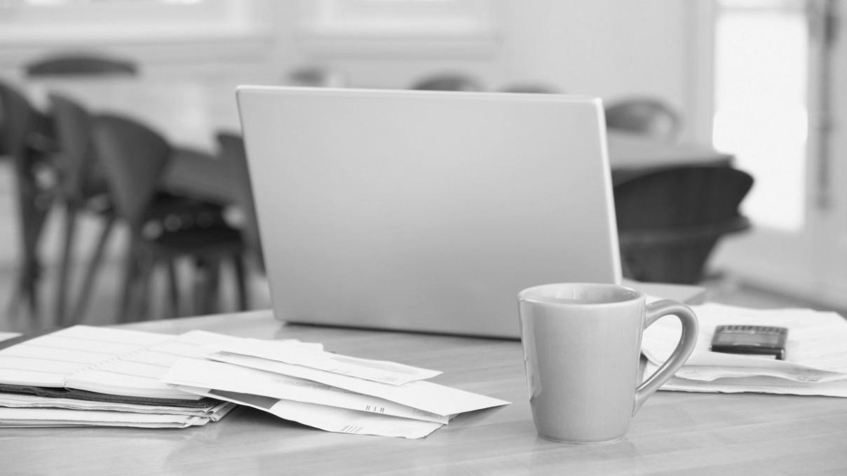 Estudiantes trabajando en proyectos prácticos