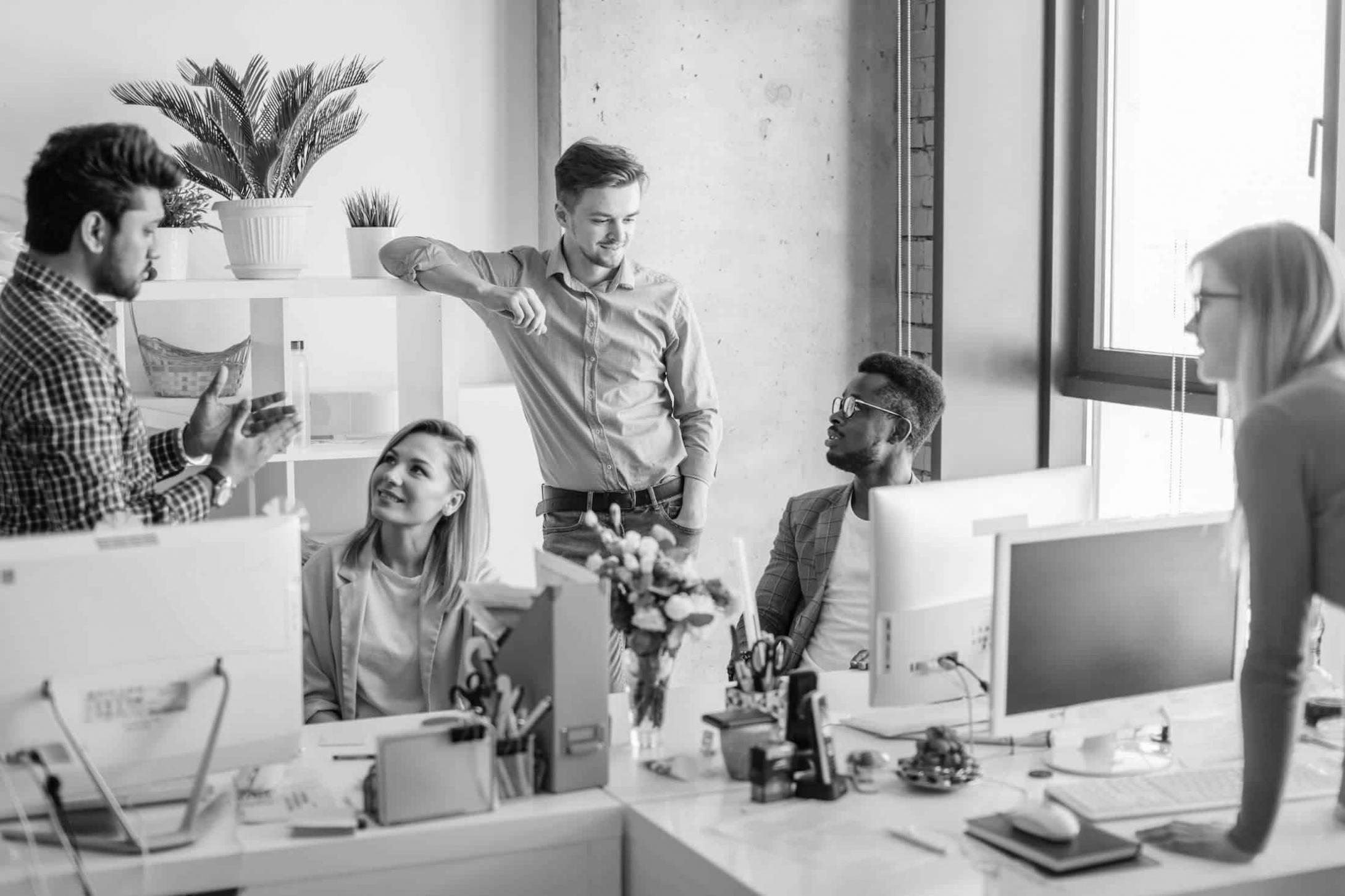 Estudiantes interactuando con la plataforma educativa